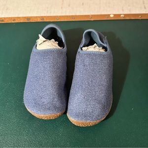 NWT: Merrell cozy glove blue slippers. Women’s 6.5